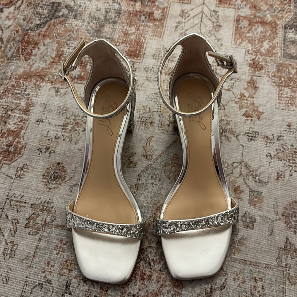 Badgley Mischka Jewel REESE Silver Bridal low block heel Size 6